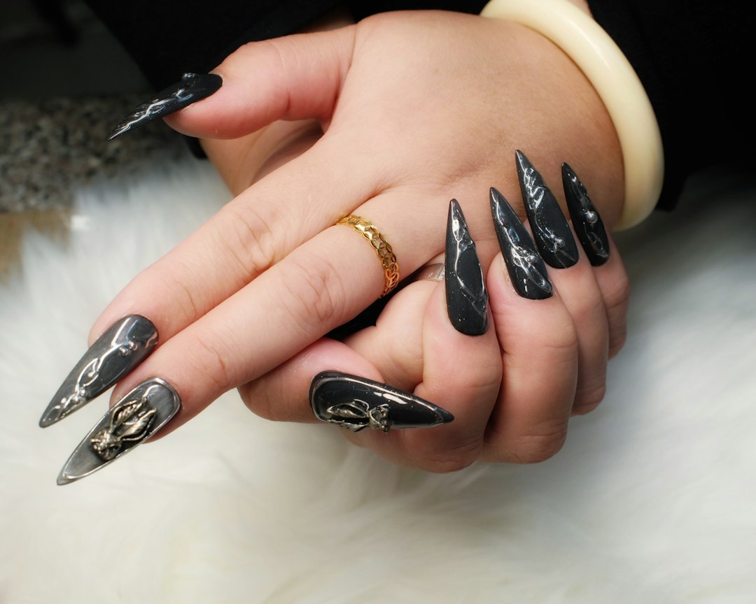 Acasă womans-hand-with-long-black-stiletto-nails-y5p9syeeqwm